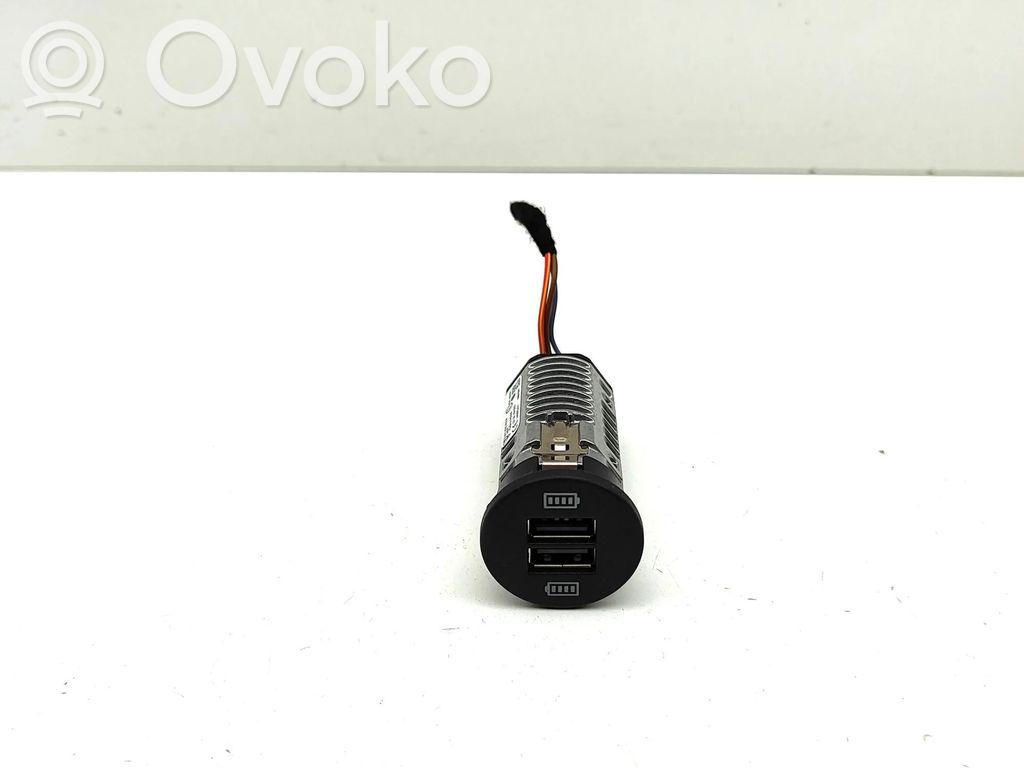 Porsche Cayenne (9Y0 9Y3) Enchufe conector USB 