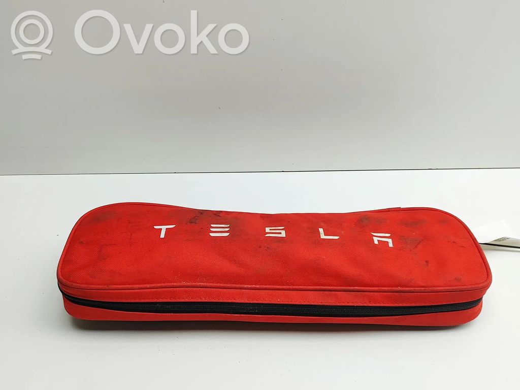 Tesla Model 3 Kit ajutor de urgență 
