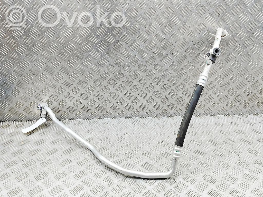BMW X2 U10 Ilmastointilaitteen putki (A/C) 