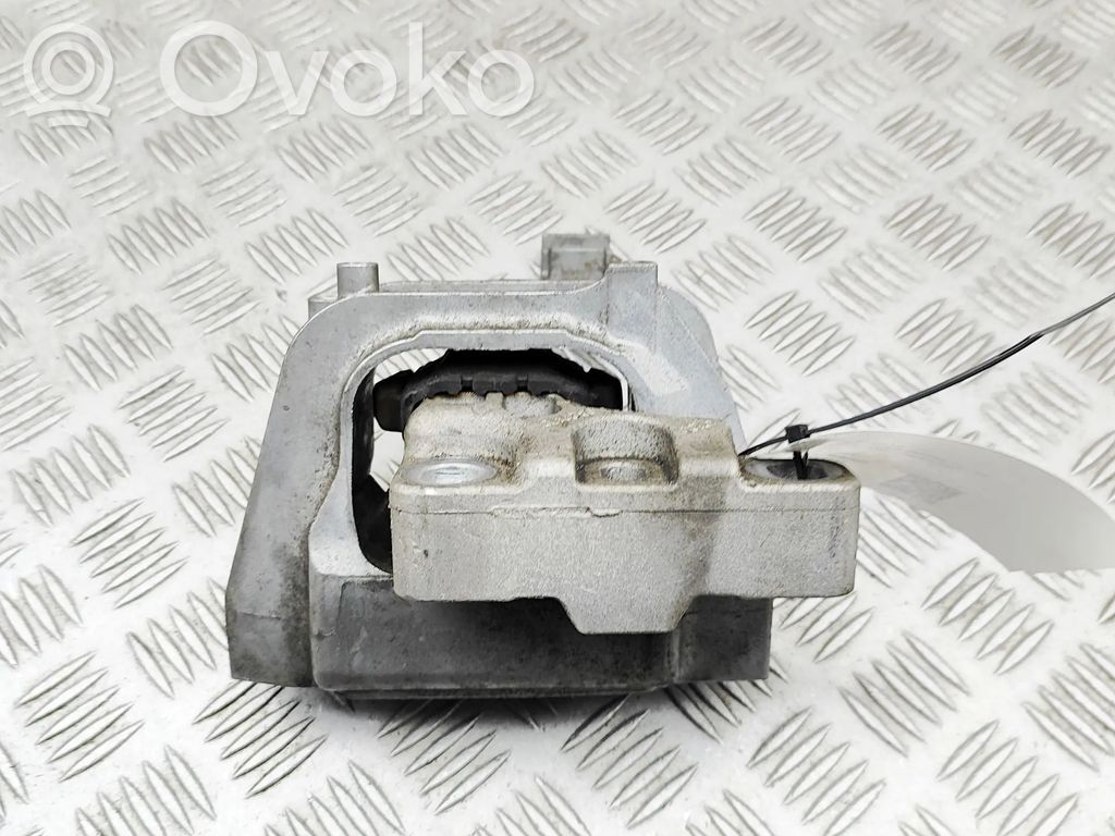 Engine mount bracket   5WA199262D