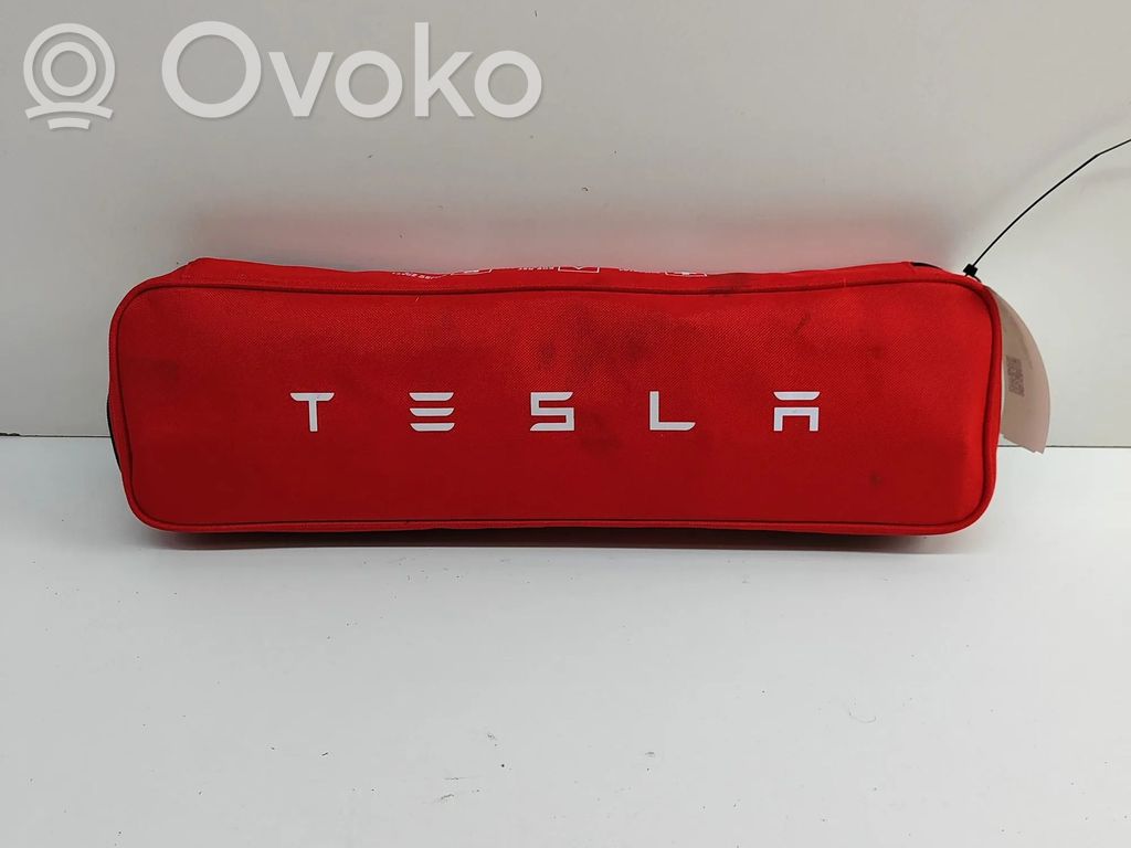 Tesla Model Y Botiquín de primeros auxilios