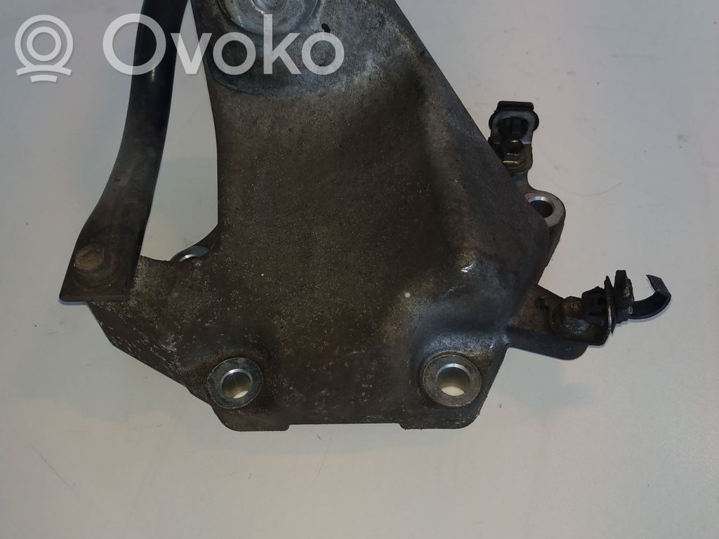 Engine mounting bracket