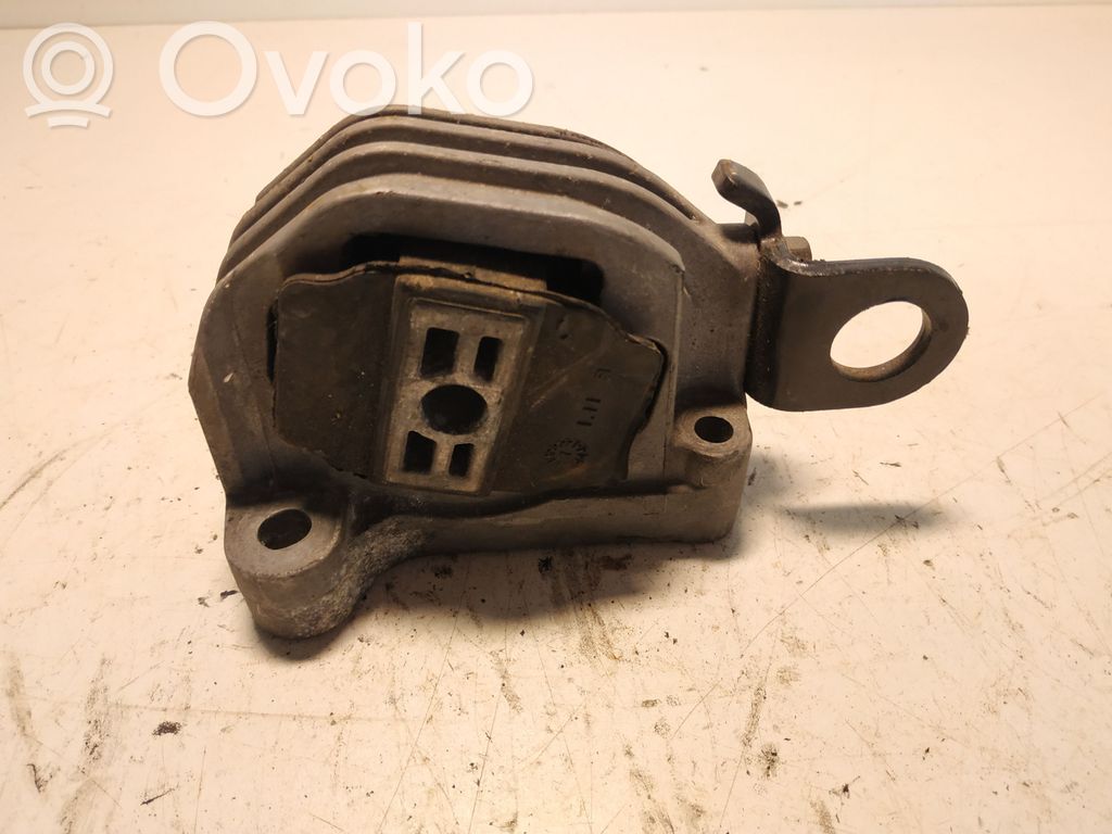 Volvo V70 Engine mount bracket 