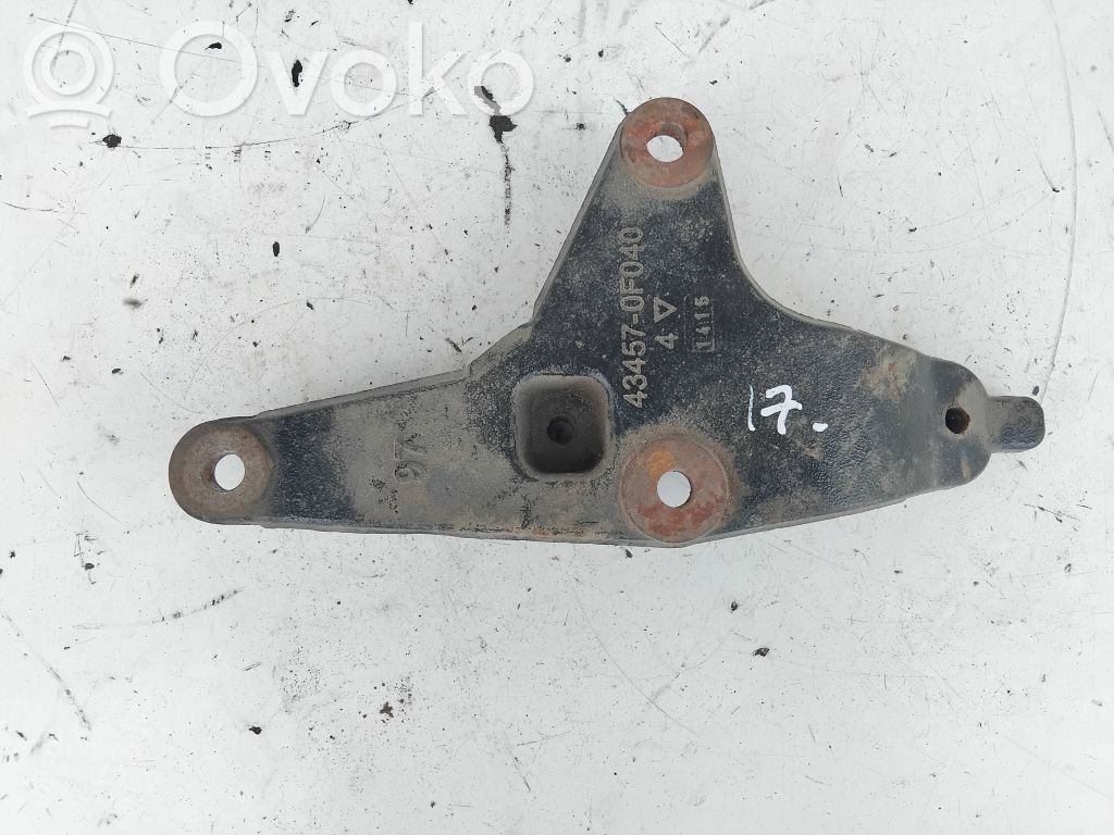 Toyota Avensis T270 Engine mounting bracket 