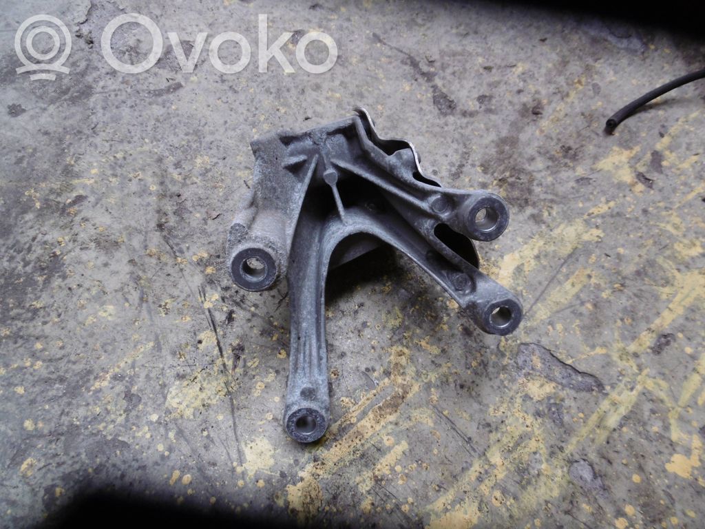 BMW 5 G30 G31 G38 Engine mounting bracket 