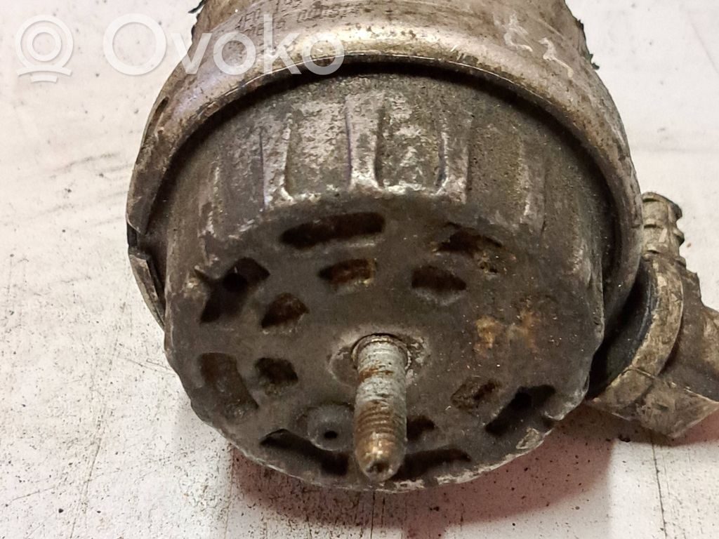 Engine mount bracket   MP4695