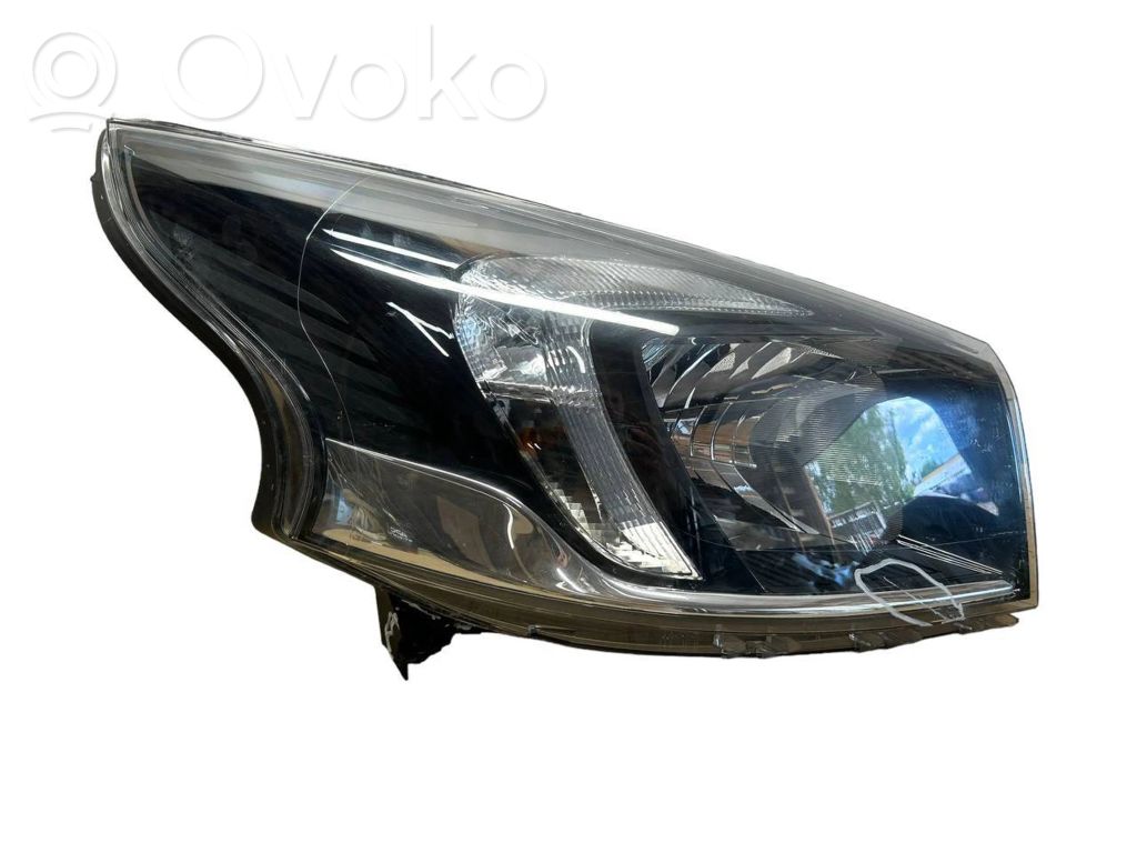 Opel Vivaro Lampa przednia 