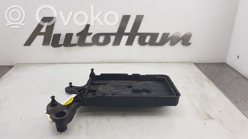 Akkulaatikon alusta   5Q0915321G,5Q0915331H,5Q0915321F,5Q0915321G,5Q0915331G,5Q0915331H