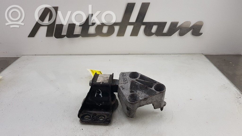 Engine mount bracket   8200437464,8200674936,112102294R,8200437464,8200674936