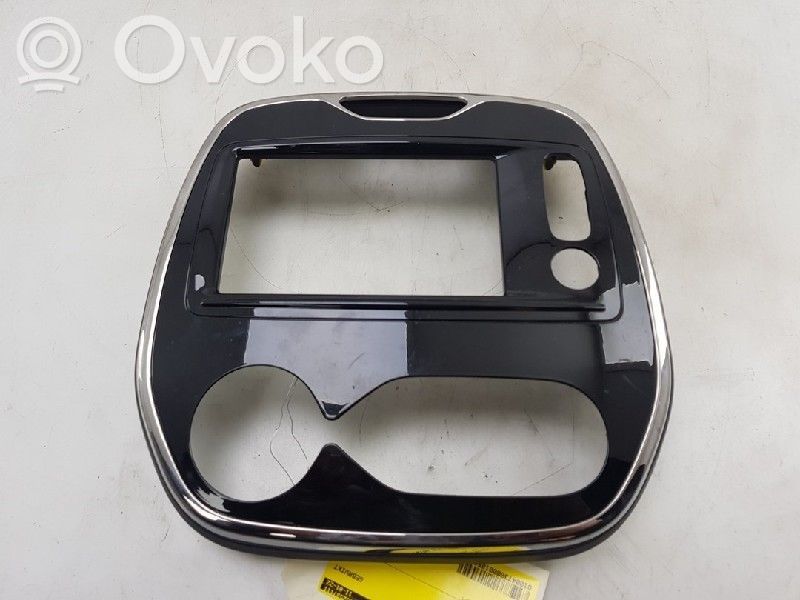 Renault Captur Kita panelės detalė 
