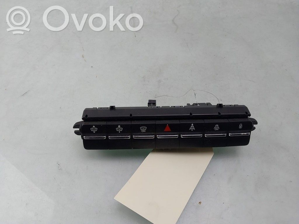 Peugeot 5008 Hazard light switch 