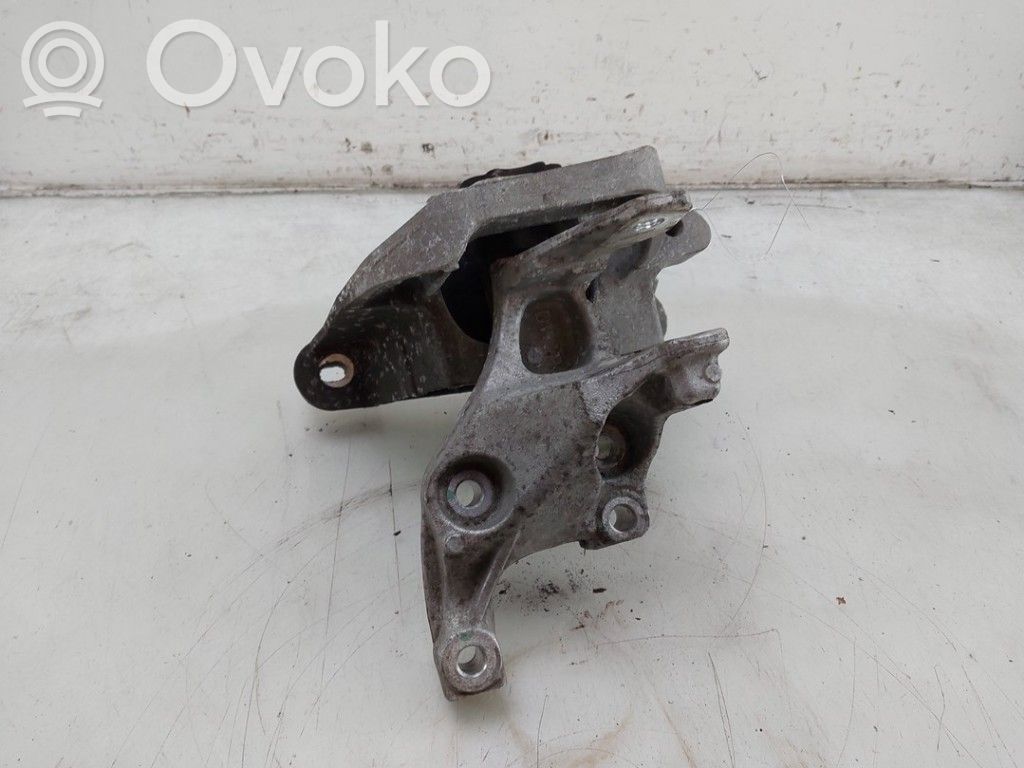 Opel Vivaro Engine mount bracket 