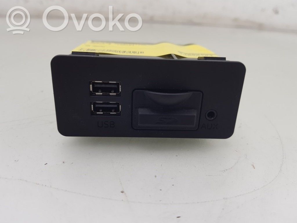 Mazda MX-3 Enchufe conector entrada auxiliar 