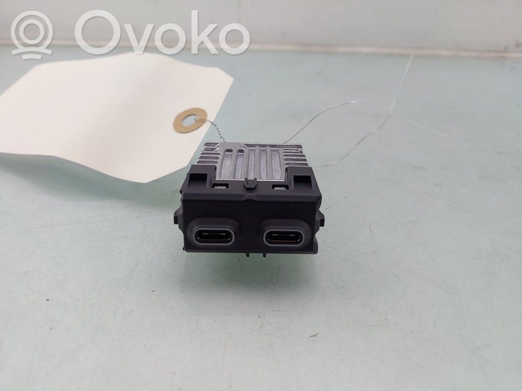 BMW 7 G70 Enchufe conector entrada auxiliar 