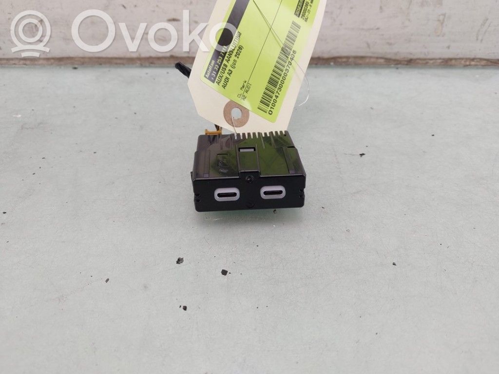 AUX-pistokeliitin   3G5035954A,3G5035954A,3G5035954A