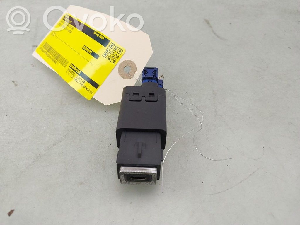 Opel Combo E Enchufe conector entrada auxiliar