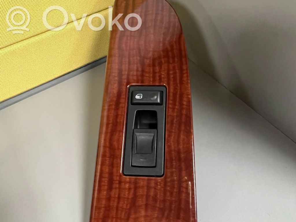 Jeep Grand Cherokee (WK) Front door window switch trim 