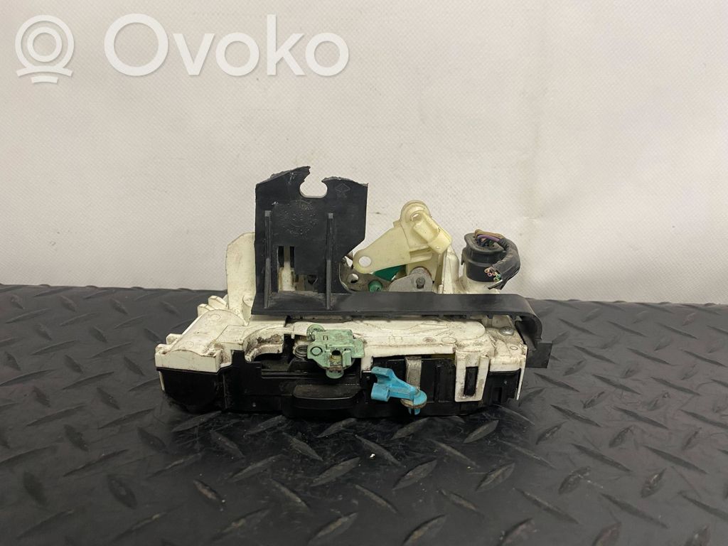 Priekšpusē slēdzene   04589095AE,D0148,TKD2206