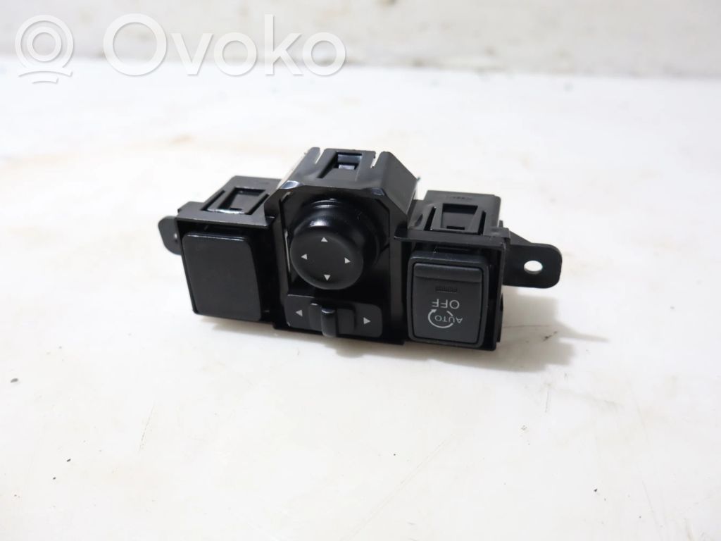 Wing mirror switch