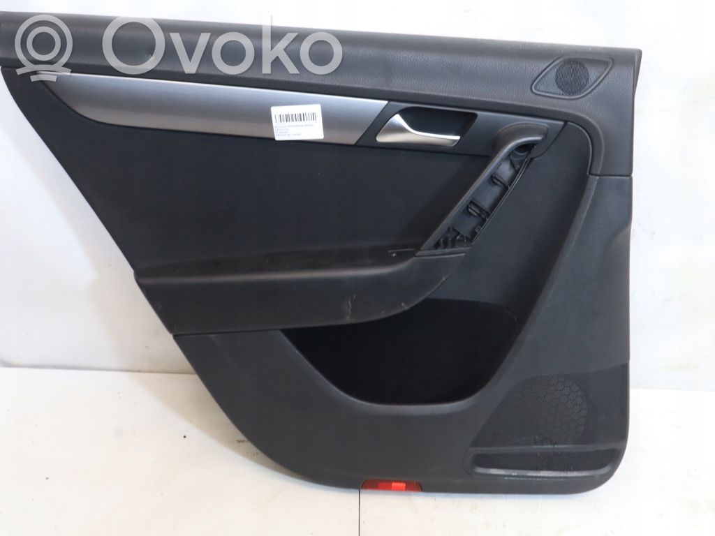 Volkswagen PASSAT B7 Boczek / Tapicerka drzwi tylnych 