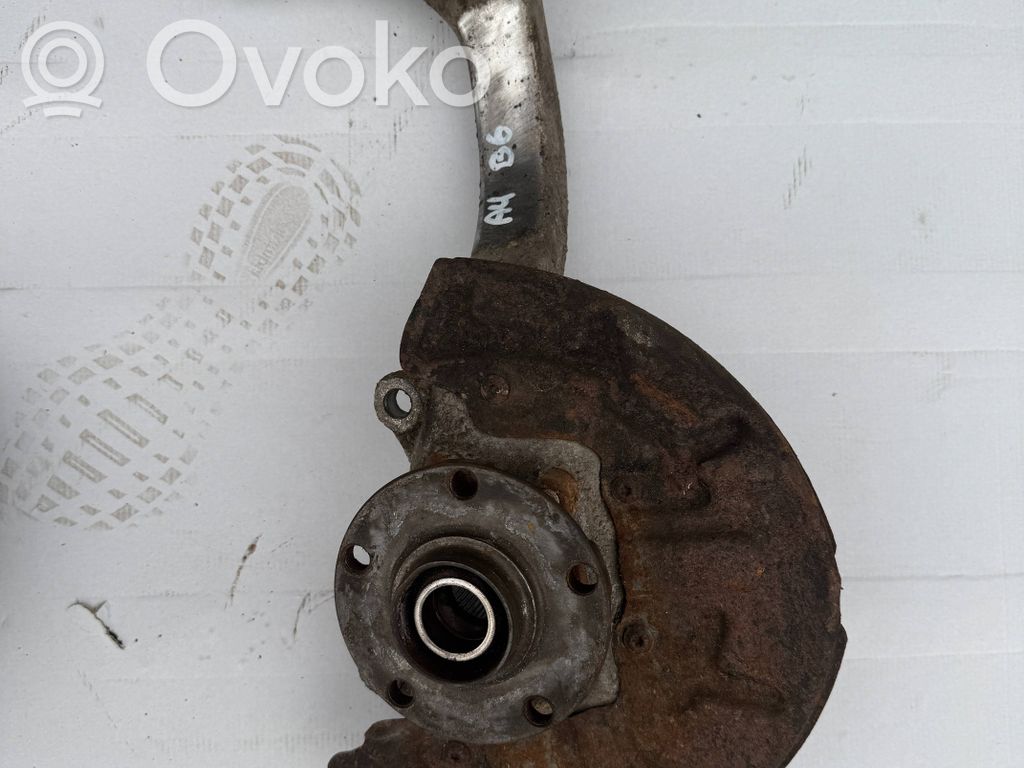 Audi A4 S4 B6 8E 8H Zwrotnica koła przedniego 