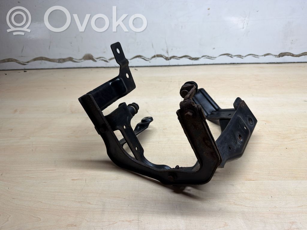 Ford Kuga II Ohjaustehostimen pumpun kannake 