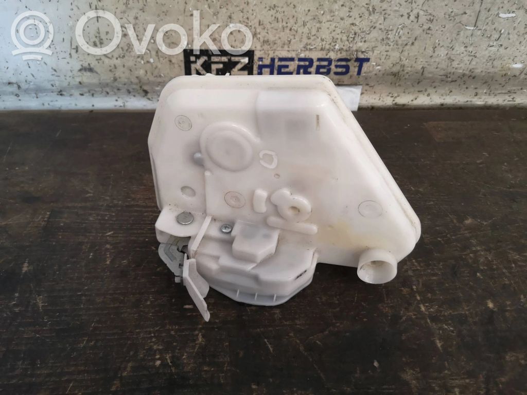 Mazda 2 Priekšpusē slēdzene 