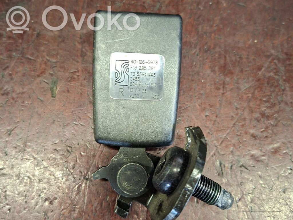 Opel Corsa D Klamra tylnego pasa bezpieczeństwa 
