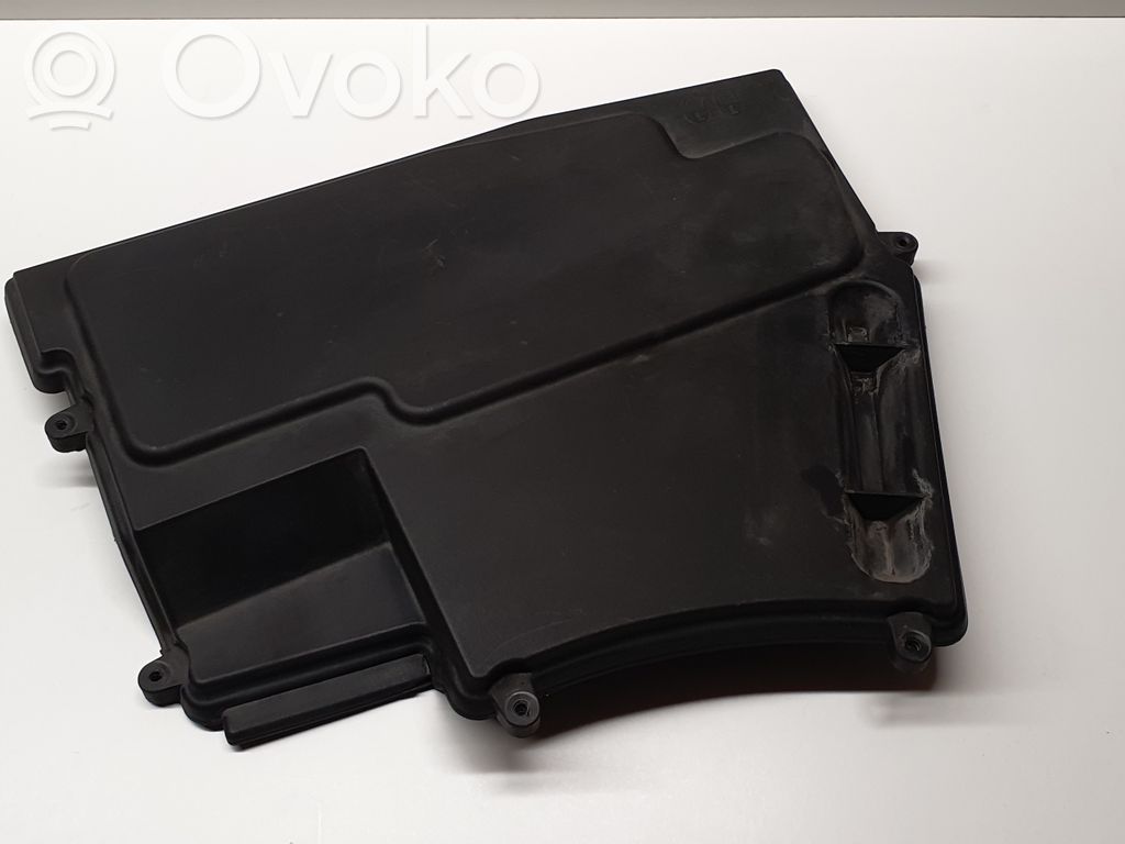 BMW 5 E60 E61 Dangtelis saugiklių dėžės 