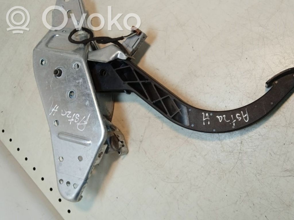 Opel Astra H Clutch pedal 