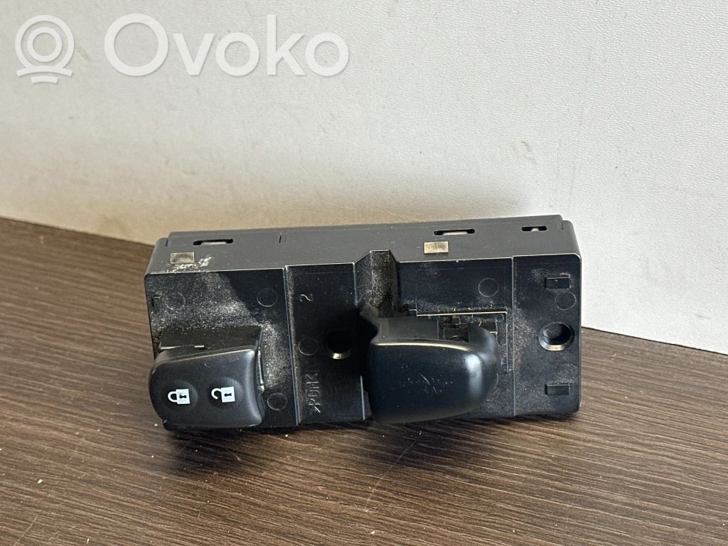 Nissan Leaf I (ZE0) Central locking switch button 