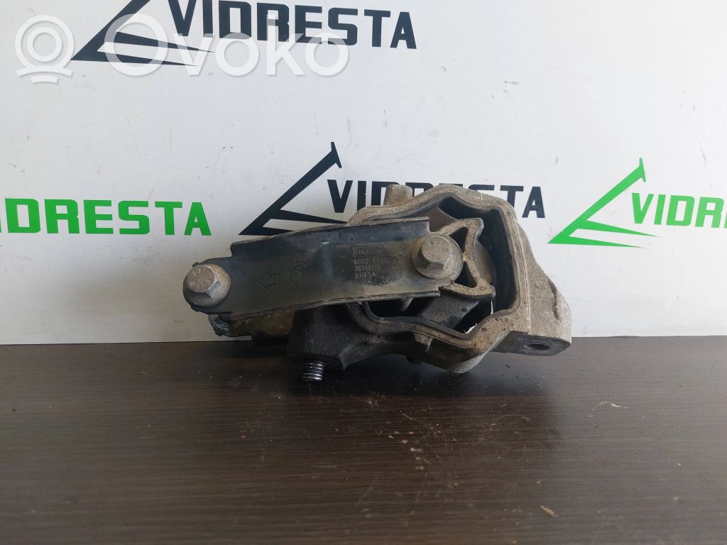 Volvo XC70 Engine mount bracket 