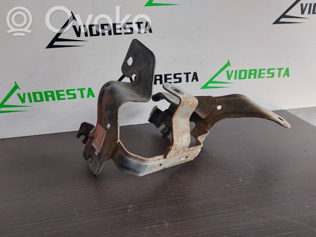 Volvo V60 Ohjaustehostimen pumpun kannake 