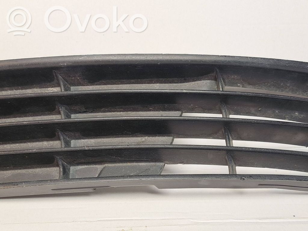 Audi A4 S4 B5 8D Etupuskurin alempi jäähdytinsäleikkö 