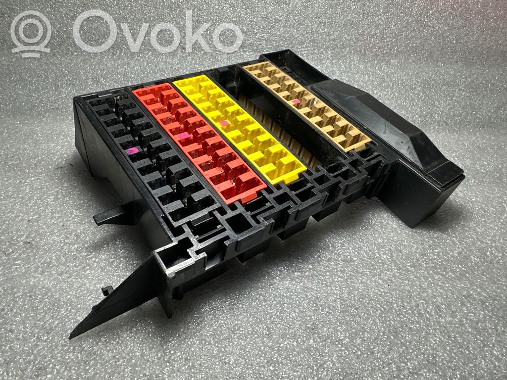 Audi A8 S8 D2 4D Saugiklių blokas 