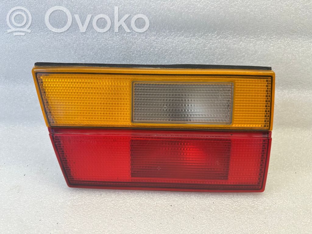 Volkswagen PASSAT B4 Lampă spate în capacul portbagajului 
