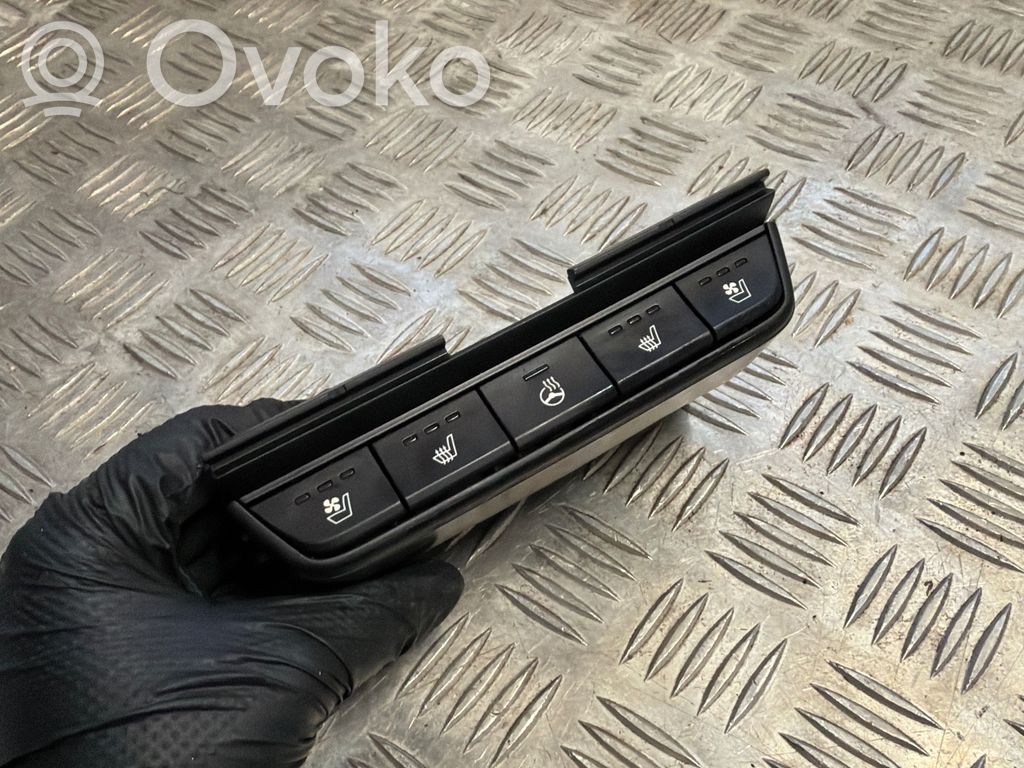 Przełączniki podgrzewania foteli   4A920B1000,93300D9060,F0G6K000136