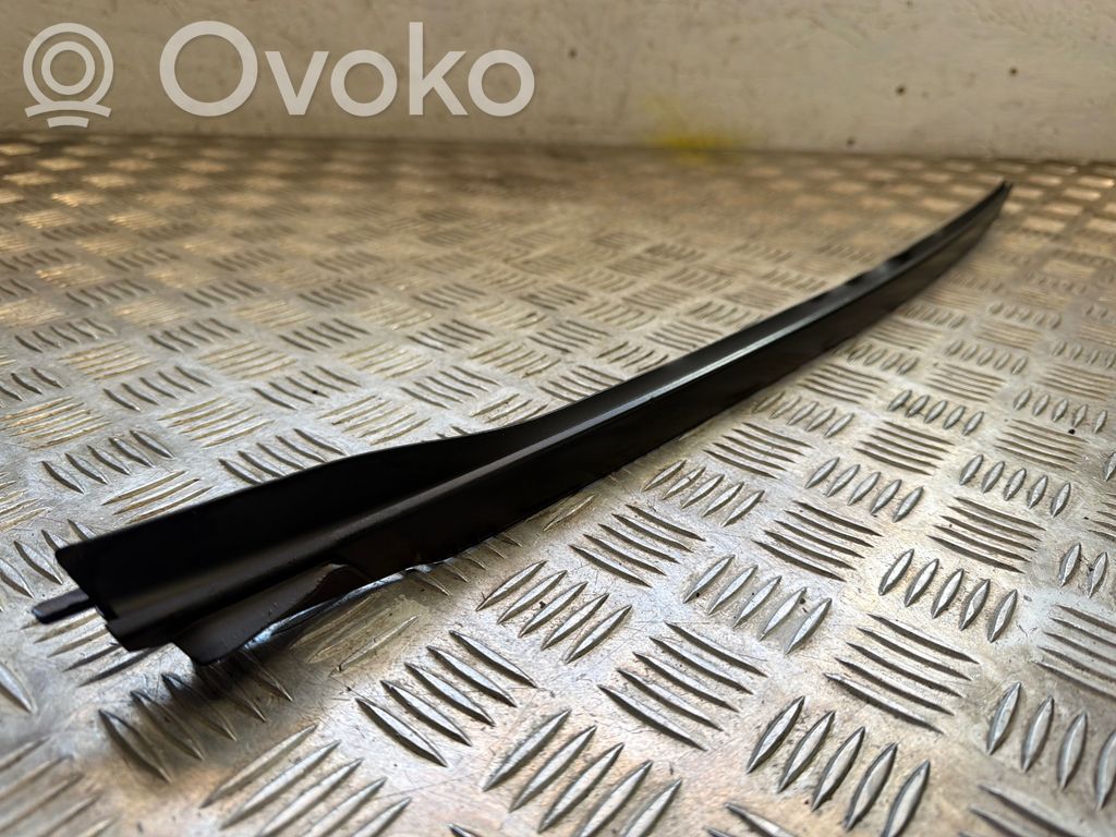 Windshield trim   7933087