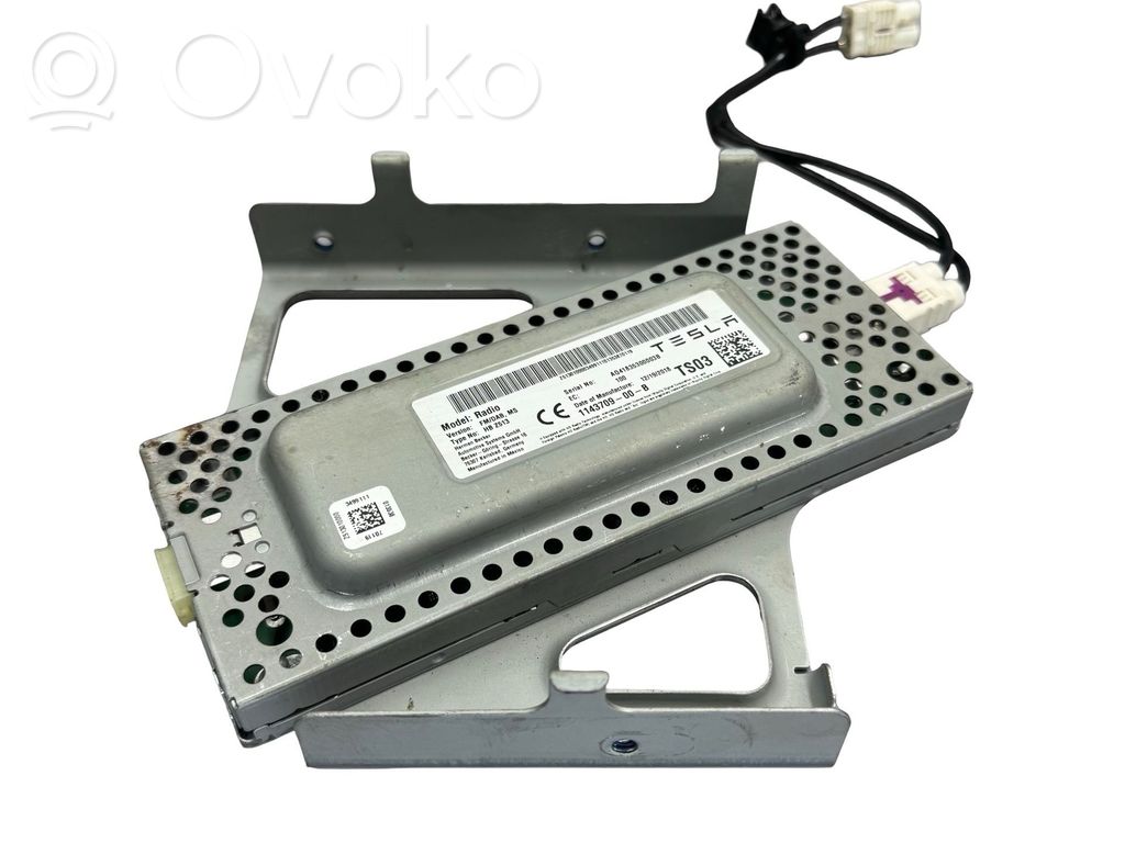 Tesla Model S Aerial antenna amplifier 