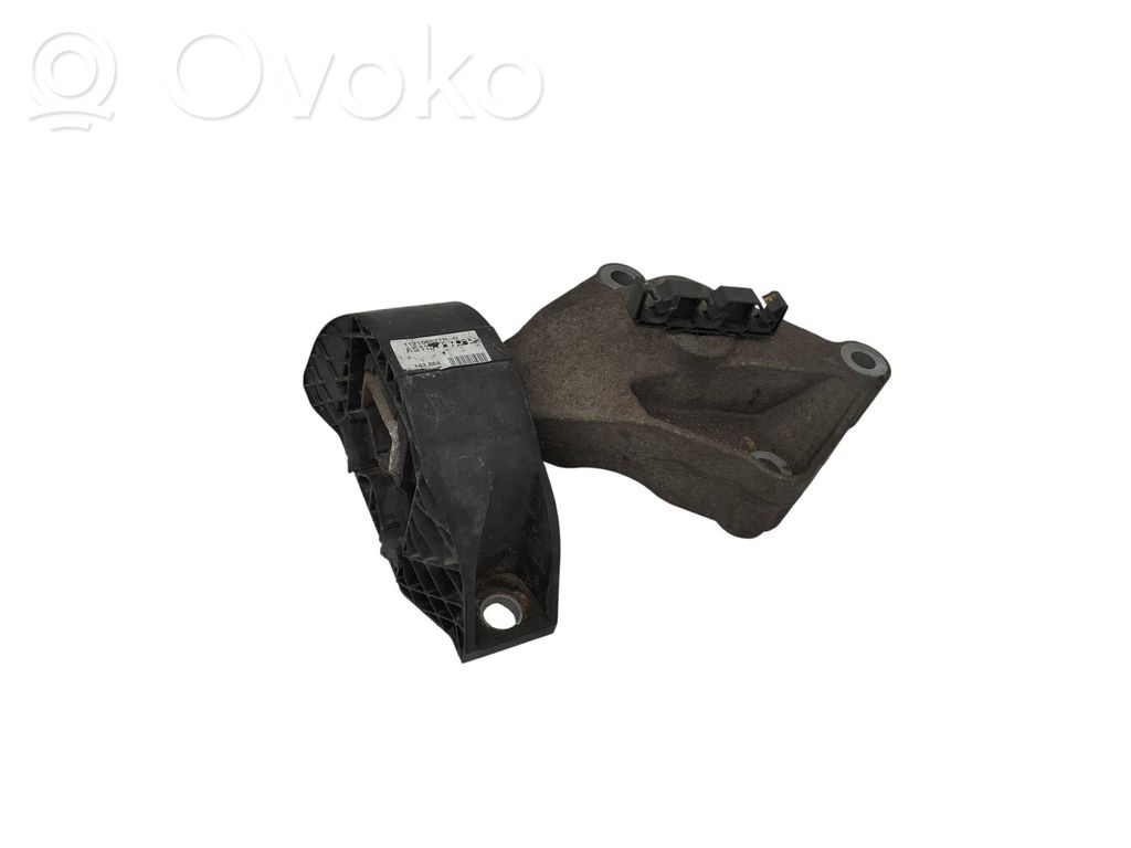 Dacia Sandero II Engine mount bracket 