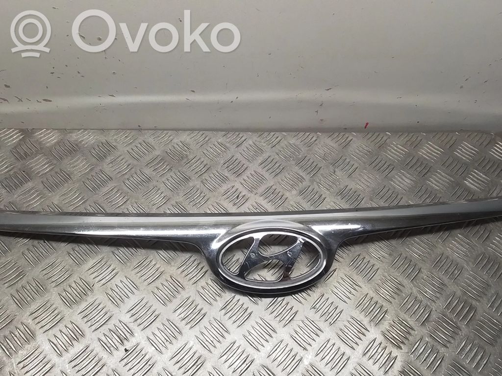 Hyundai i30 Etupuskurin ylempi jäähdytinsäleikkö 