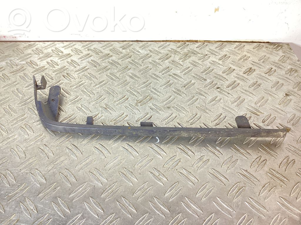 Volvo 440 Moulure sous phares 