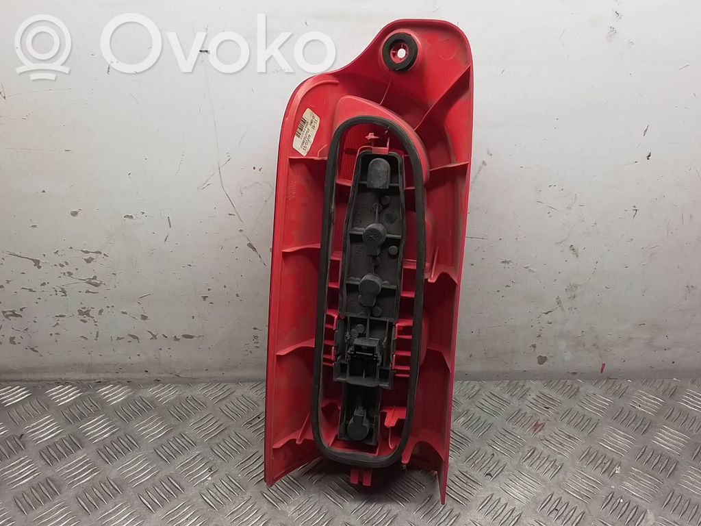 Renault Master II Aizmugurējais lukturis virsbūvē 