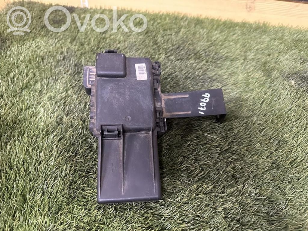 Volkswagen Golf V Fuse module 