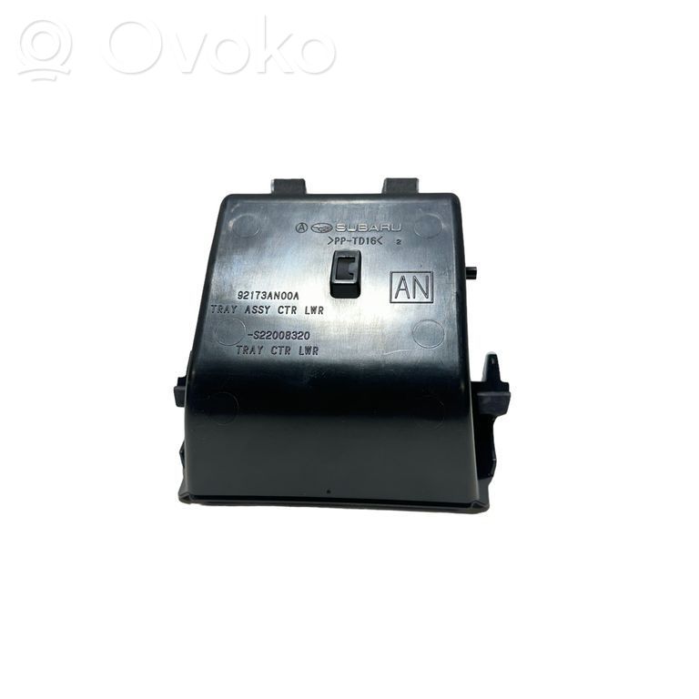 Subaru Outback (BT) Embellecedor de la consola central 