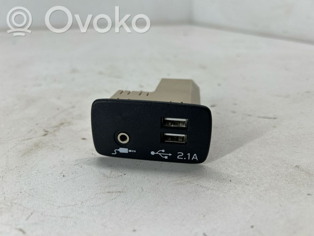 Subaru Forester SK Enchufe conector USB 
