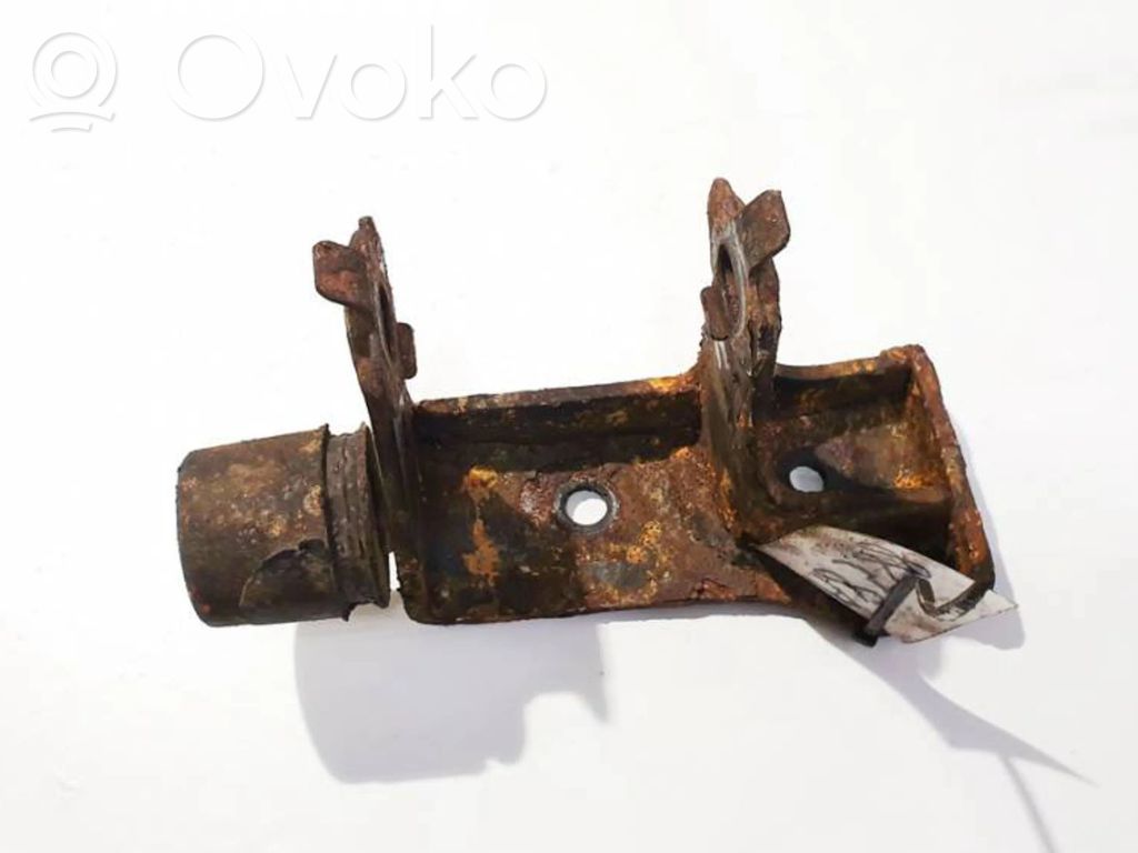 Engine mounting bracket