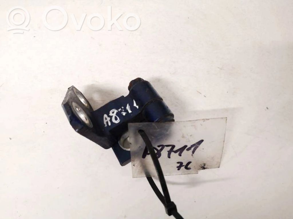 Volkswagen PASSAT B6 Bisagra inferior de la puerta trasera