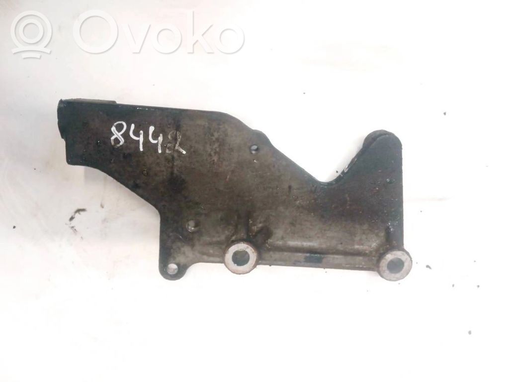 Engine mounting bracket