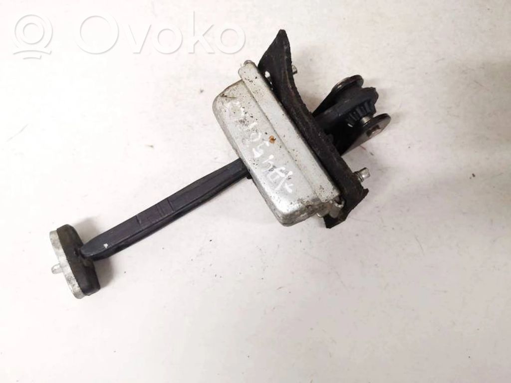 Ford Focus Etuoven pidätin 